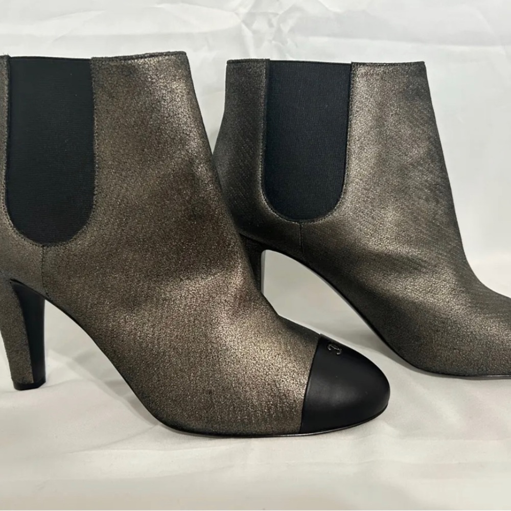 CHANEL Metallic Black Gold Bronze
Black Nubuck Cap Toe Mid Heel Ankle W 39 1/2